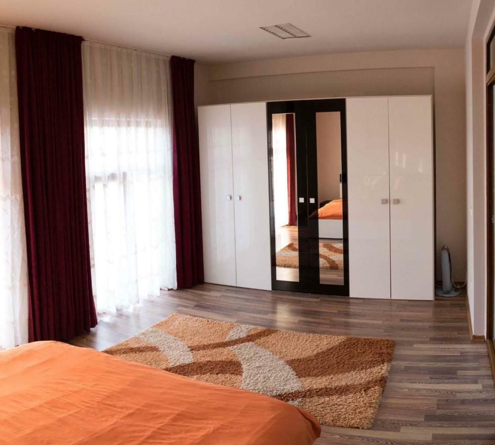 Ferienwohnung Penthouse De Lux Oradea Exterior foto