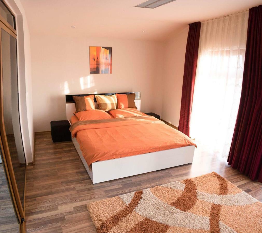 Ferienwohnung Penthouse De Lux Oradea Exterior foto