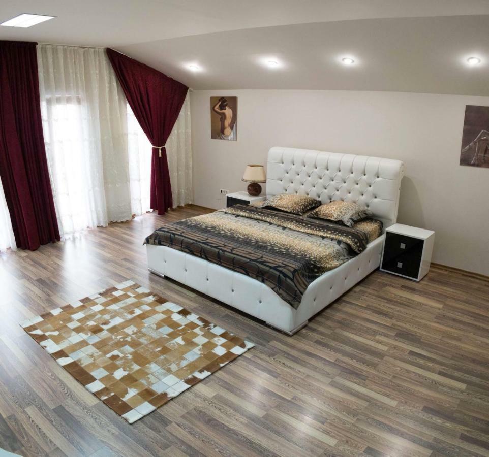 Ferienwohnung Penthouse De Lux Oradea Exterior foto